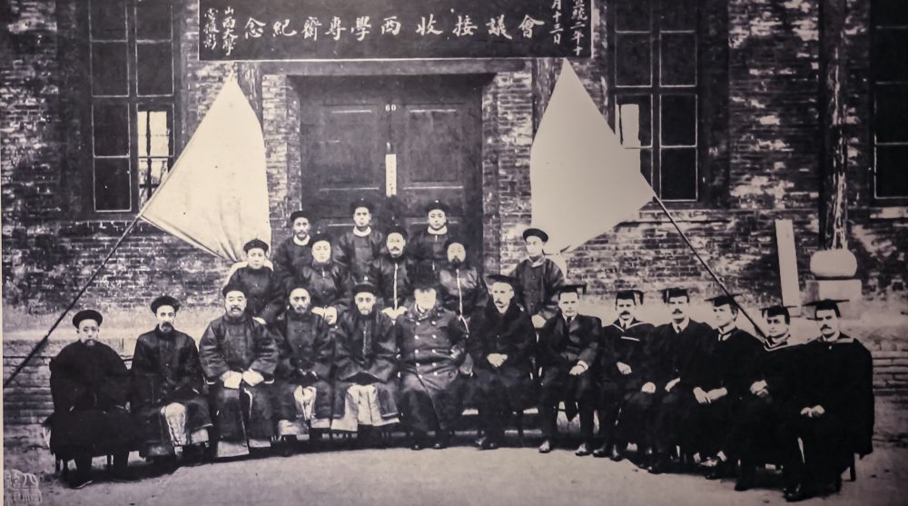 图5 交接西学专斋留影纪念.jpg