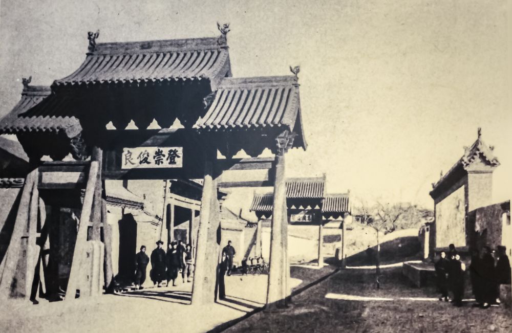 图4 山西大学堂校门前景.jpg